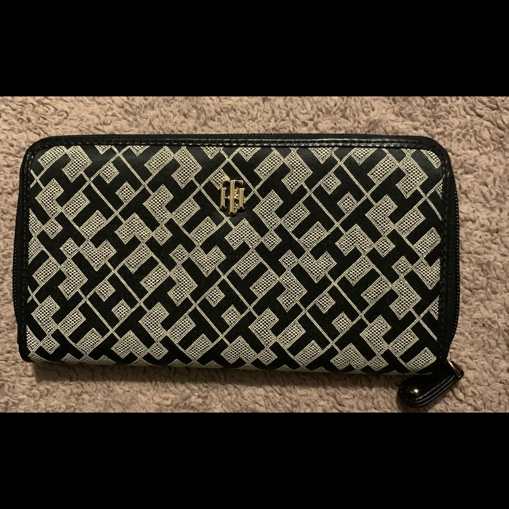 Tommy Hilfiger Zip Around Wallet